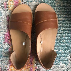 Asymmetrical slide sandal